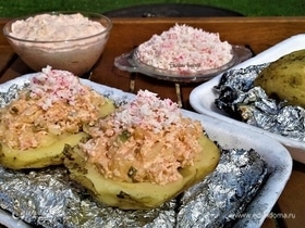 «Крошка-картошка» на углях с крабовым мясом и домашним соусом