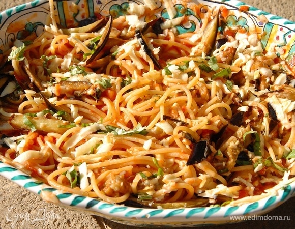 Спагетти в томатном соусе с запеченными баклажанами