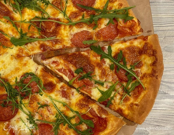 Пицца с томатами и колбасой