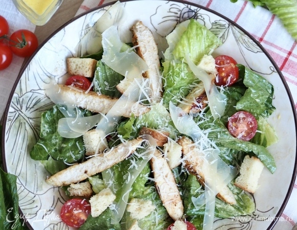 Классический салат цезарь с курицей и сухариками