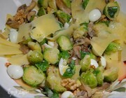 Салат из брюссельской капусты с вешенками и перепелиными яйцами