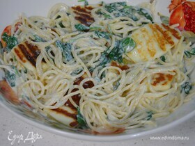 Спагетти со шпинатом, яйцом и жареным халуми