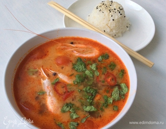 Экзотический тайский суп Том Ям с креветками и грибами