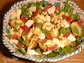 Картофельный салат с моцареллой, салями и руколой