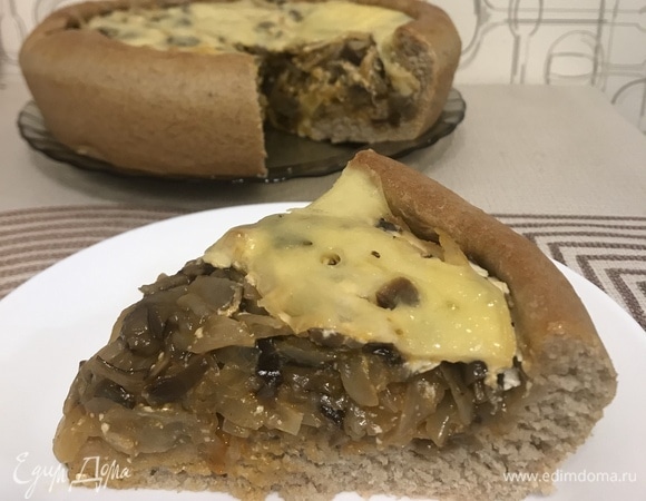Дрожжевой пирог с капустой и лесными грибами в духовке: рецепт - Лайфхакер