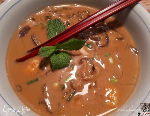 Тайский суп с шиитаке и креветками