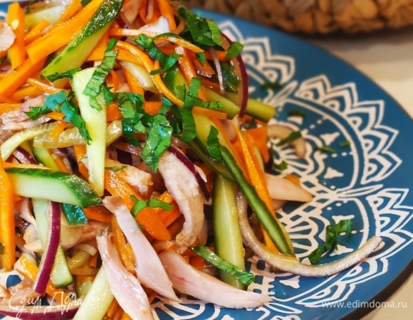 Тёплый тайский салат с курицей и овощами