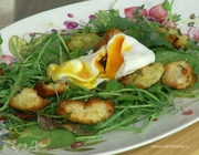 Салат с яйцом пашот и чесночными крутонами