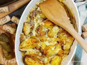 Домашний молодой картофель с мясом под сырным соусом