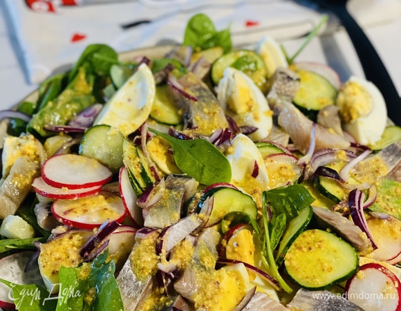 Салат с овощами и сельдью
