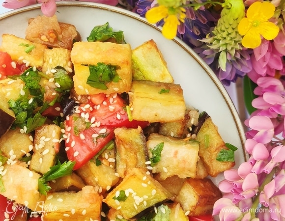 Теплый салат с баклажанами и жареным тофу