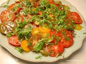 Салат из помидоров с каперсами, тархуном и руколой