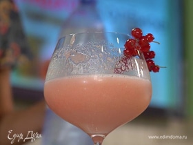 Безалкогольный коктейль с персиком и красной смородиной