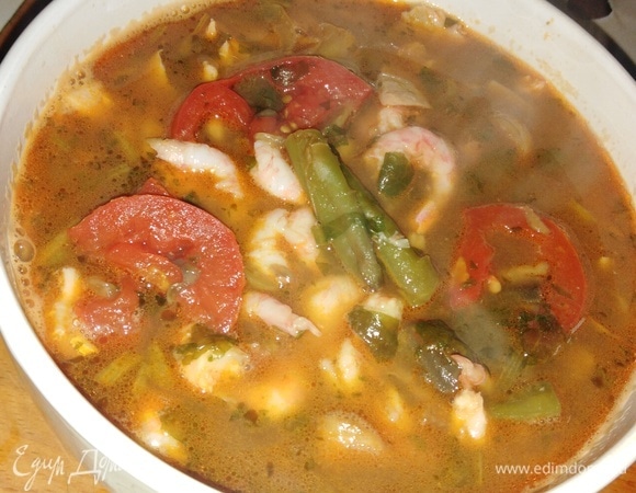 Рыбный суп с зеленой фасолью, креветками и шампиньонами