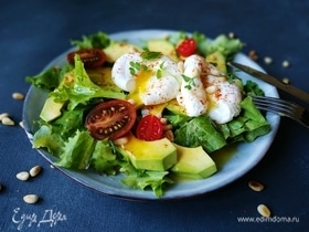 Салат с яйцом пашот и авокадо