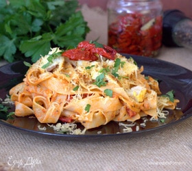 Феттучине с куриной грудкой и вялеными помидорами
