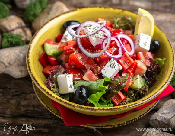 Греческий салат с оливковым маслом и шпинатом