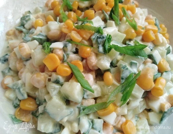 Салат с рыбными консервами и кукурузой - оригинальный рецепт с пошаговыми фото