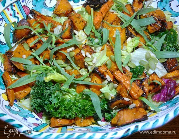 Салат с запеченным сладким картофелем, тыквой и морковью