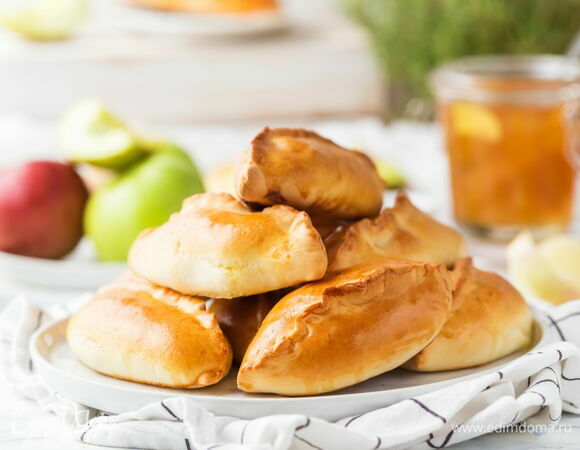 Домашние пирожки с яблоками из дрожжевого теста в духовке рецепт с фото пошагово