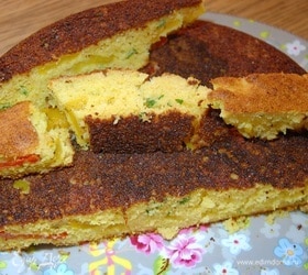 Кукурузный хлеб на кефире с маринованным перцем и зеленью