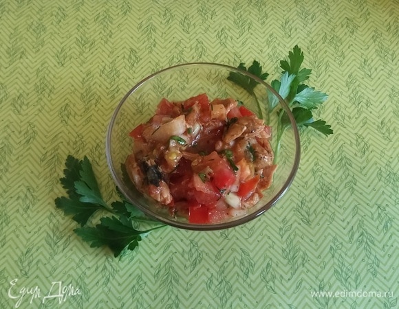 Салат с килькой в томатном соусе, морковкой и луком