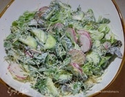 Летний салат с редисом, огурцом и горчичной заправкой