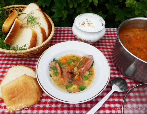 Суп с копчеными ребрышками, солеными огурцами, томатным соком