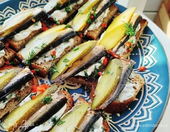 Красивые бутерброды с селедкой на праздничный стол - пошаговый рецепт с фото