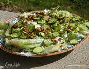 Зеленый салат с маринованными огурцами и семечками в соевой глазури