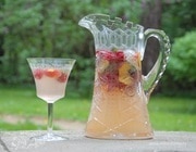 Летний фруктовый напиток с малиной и мятой