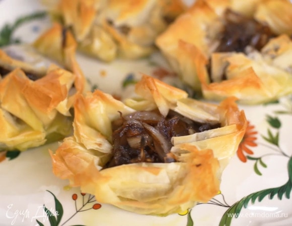 Тарталетки из теста фило с овощами и соусом песто