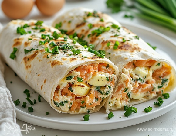 Теплая закуска из рыбы и лука в лаваше