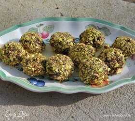 Шоколадные трюфели с финиками, авокадо и фисташками