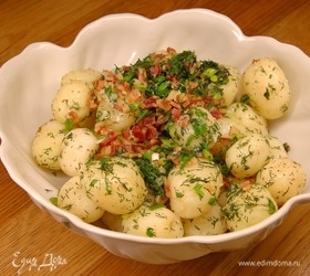 Молодой картофель с грудинкой, зеленым луком и укропом