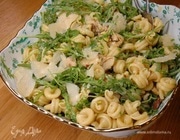 Салат из макарон с артишоками, фисташками и руколой