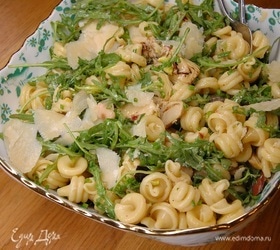Салат из макарон с артишоками, фисташками и руколой