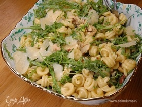 Салат из макарон с артишоками, фисташками и руколой