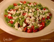 Летний салат из кускуса со свежими овощами, фетой и зеленой заправкой Летний салат из кускуса со свежими овощами, фетой и зеленой заправкой