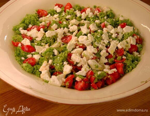 Летний салат из кускуса со свежими овощами, фетой и зеленой заправкой Летний салат из кускуса со свежими овощами, фетой и зеленой заправкой