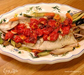 Запеченный с сезонными овощами сибас под свежим томатным соусом Запеченный с сезонными овощами сибас под свежим томатным соусом