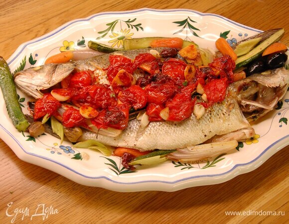 Запеченный с сезонными овощами сибас под свежим томатным соусом