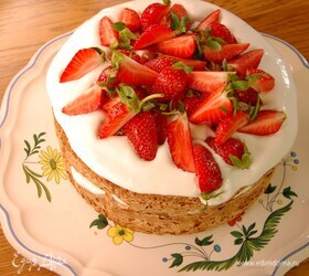 Меренговый пирог с фундуком и клубникой