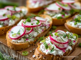 Брускетты с творожным сыром, редисом и зеленью