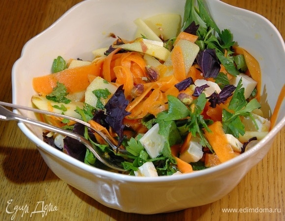 Салат из моркови и яблок с фетой, фисташками и зеленью