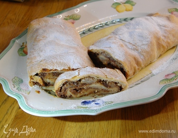 Грушевый штрудель с миндалем и горьким шоколадом