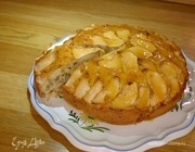 Яблочный пирог с орехами и сладкой глазурью