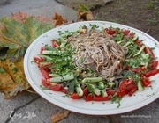 Салат из гречневой лапши с огурцами, помидорами и арахисом