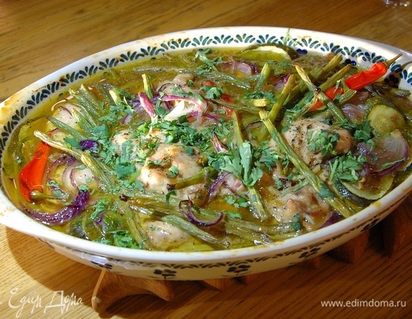 Куриные бедрышки под абрикосовым джемом, запеченные с цукини и стручковой фасолью