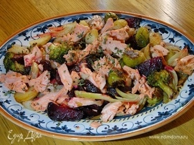 Осенний салат с запеченной семгой, фенхелем, брокколи и брюссельской капустой